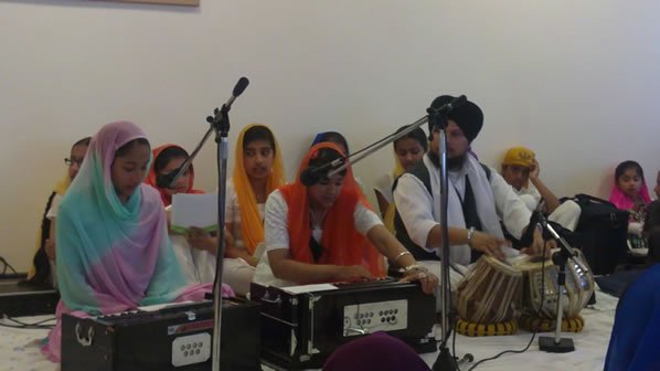 New Punjabi School - children performing kirtan